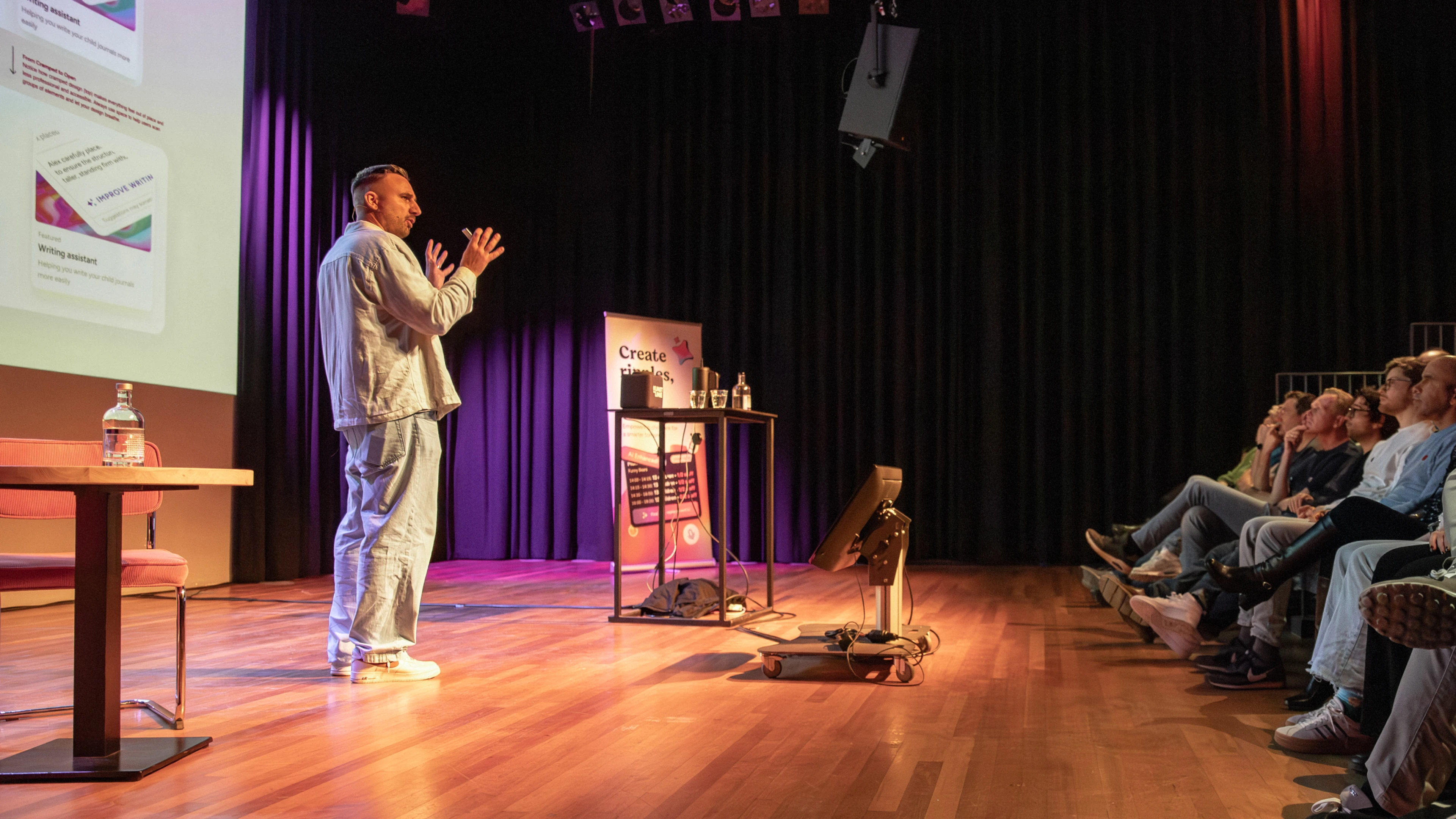 Remco Bakker presenting his work to an audience